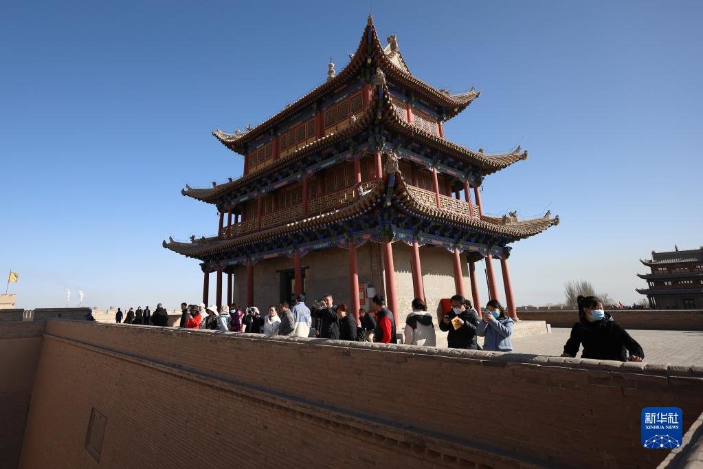 3月4日，游客在嘉峪关关城景区参观游览。新华社记者 马希平 摄