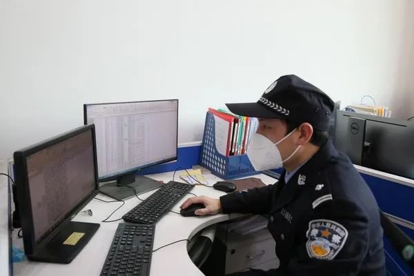 郑锟工作照。