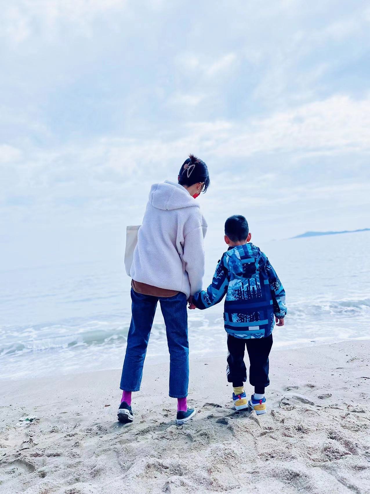 郑祎带孩子一起去厦门海边看海。