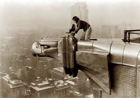约1935年，玛格丽特·伯克-怀特正在纽约的克莱斯勒大厦上拍照。 Photographed by Oscar Graubner