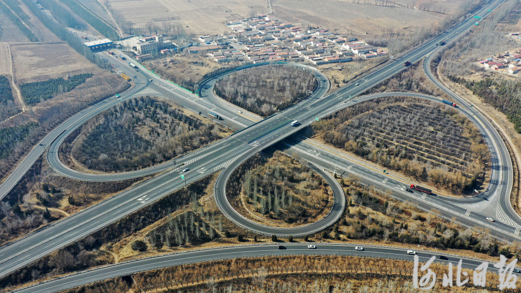 3月4日，俯瞰位于河北省张家口市宣化区半坡街村附近的京藏、京新高速公路互通（无人机照片）。