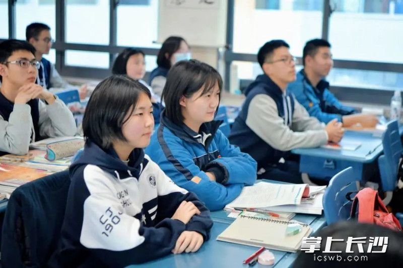 生动的微班会课堂现场。