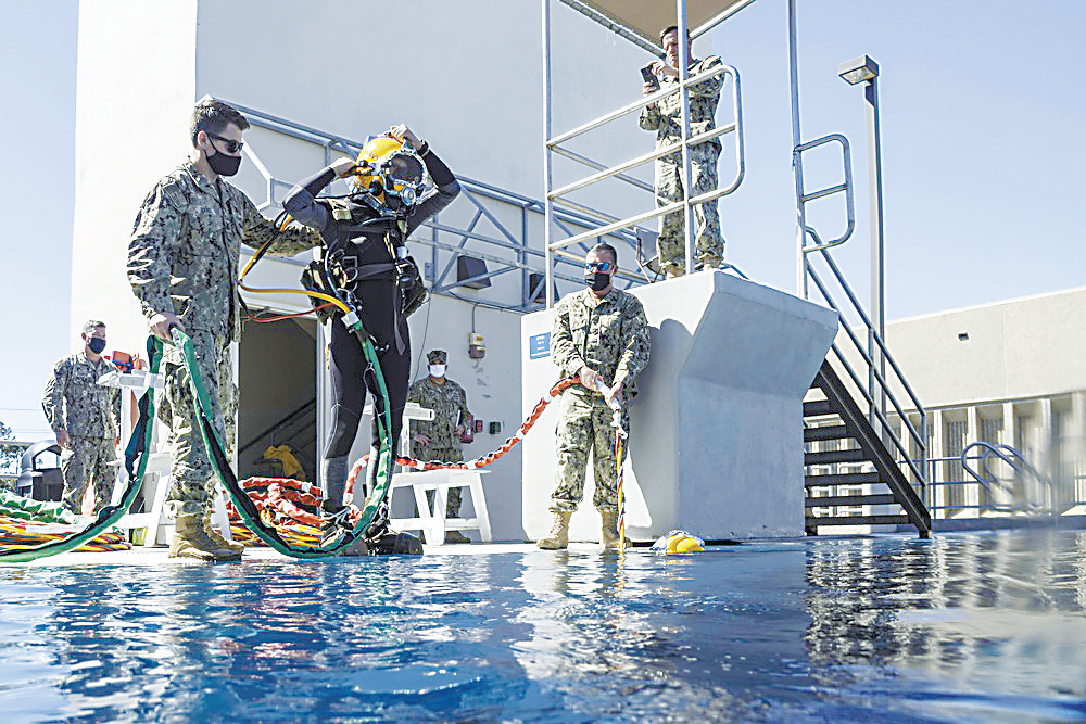 美军人员在海军潜水与打捞训练中心进行训练。