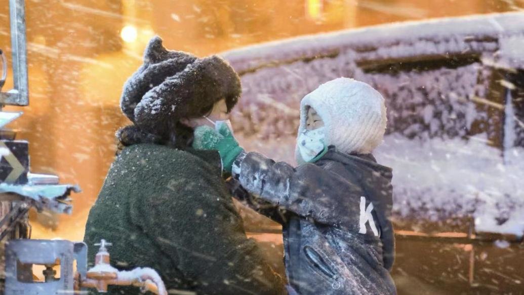 大雪中卖鸡锁骨的母子俩被路人拍下，网友的举动暖心了