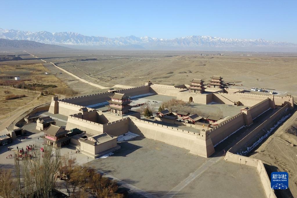 3月4日，游客在嘉峪关关城景区参观游览（无人机照片）。新华社记者 范培珅 摄