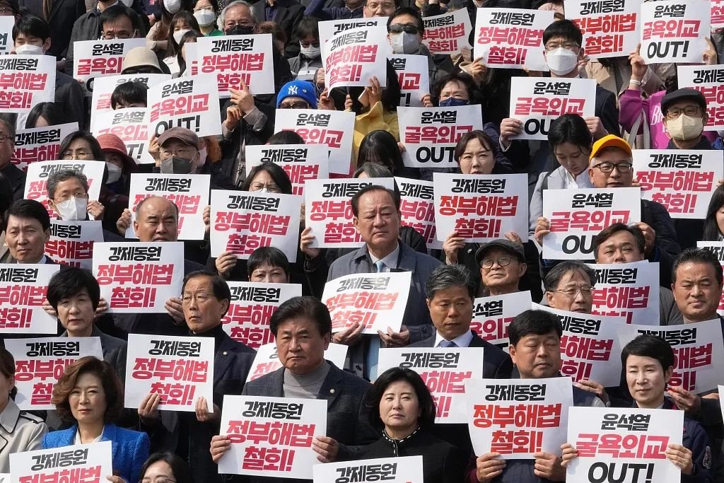当地时间2023年3月7日，韩国首尔，韩国反对派议员和民间团体在国会举行集会，反对韩国政府关于强制劳动赔偿问题的计划。图源：视觉中国
