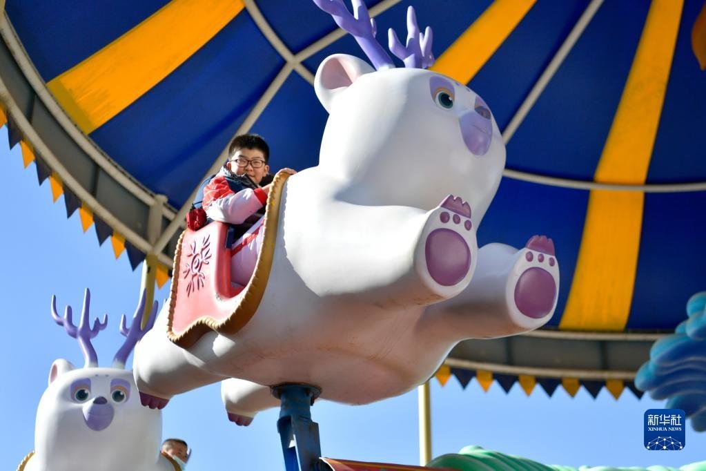 3月3日，在嘉峪关方特丝路神画景区，小游客乘坐游乐设施。新华社记者 范培珅 摄