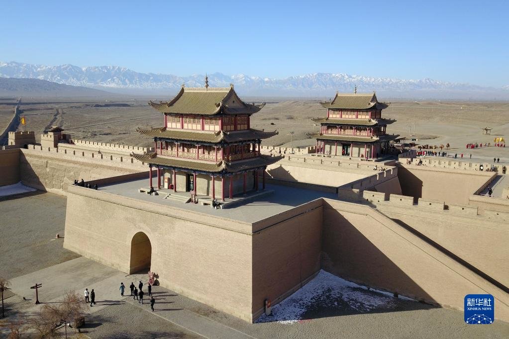 3月4日，游客在嘉峪关关城景区参观游览（无人机照片）。新华社记者 范培珅 摄