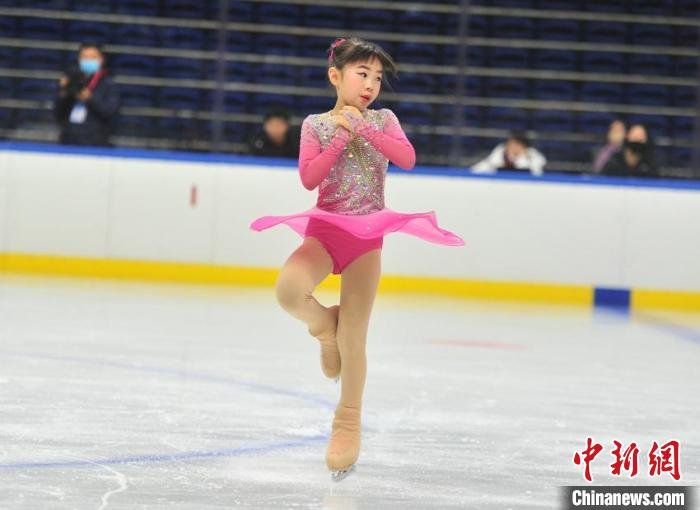 参赛小运动员在进行花样滑冰比赛。　高龙安 摄