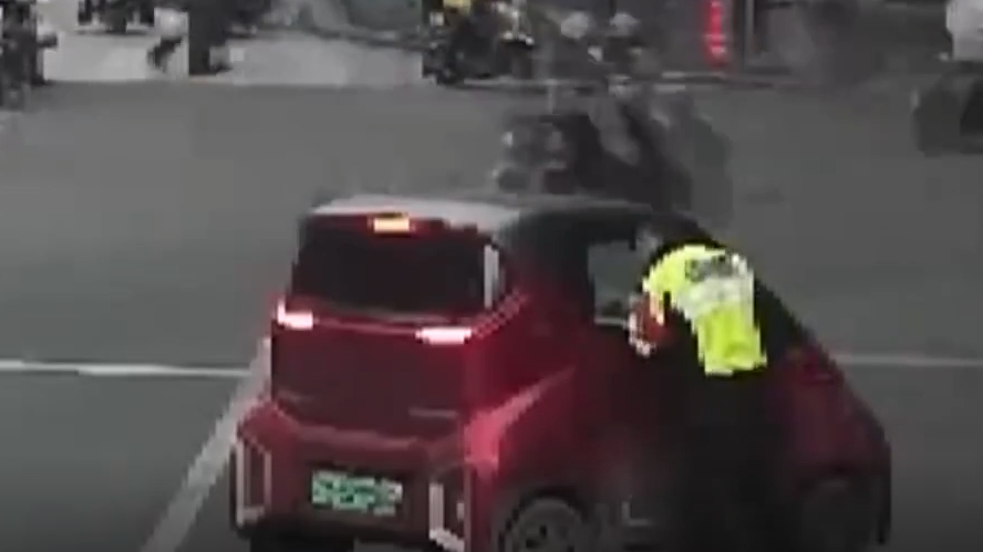 孕妇驾车途中临产，交警开辟绿色通道紧急送医