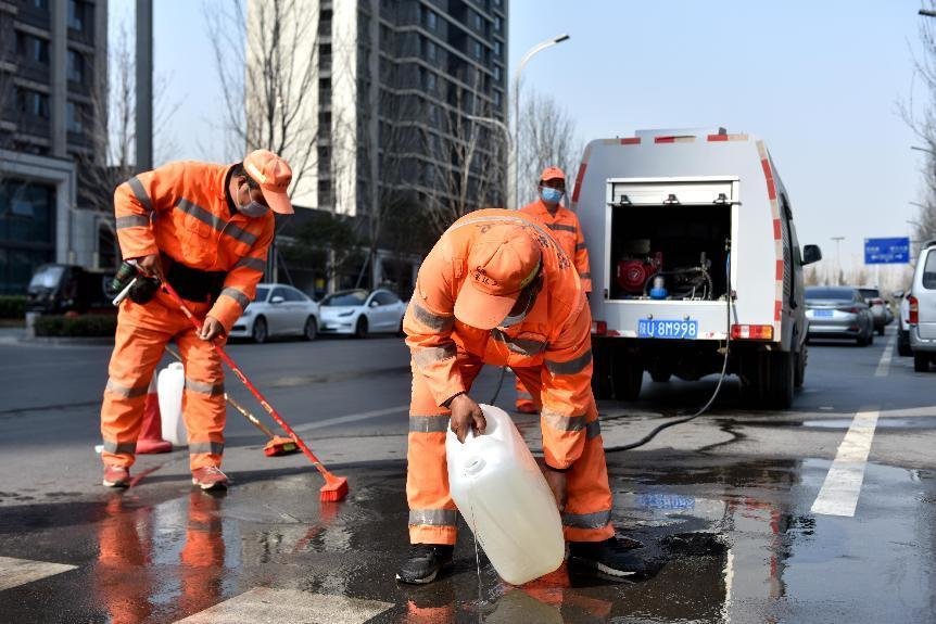 保洁员清理地面油污