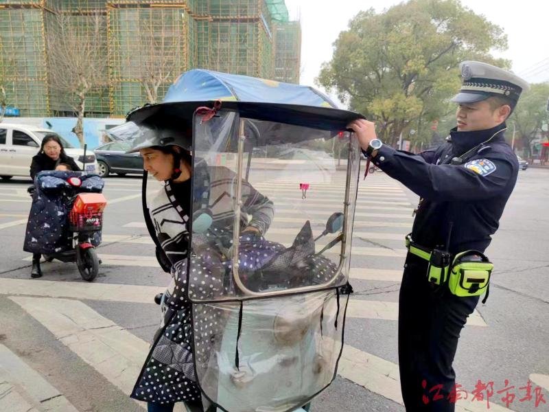 新余一日查处驾乘摩托车、电动车未戴头盔200余人次