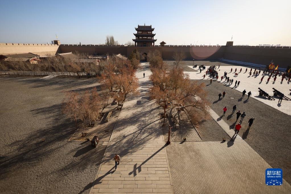 3月4日，游客在嘉峪关关城景区参观游览。新华社记者 马希平 摄