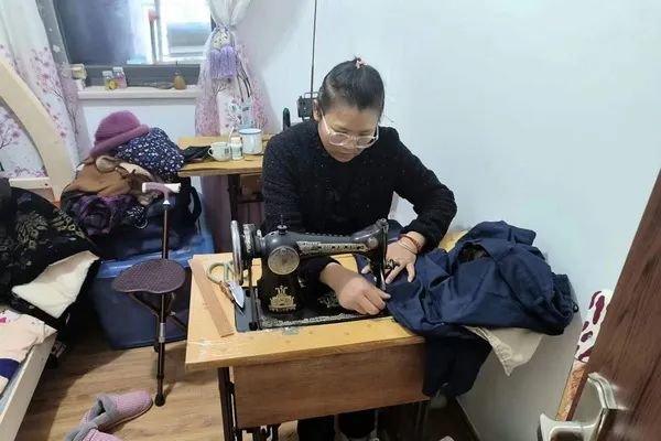 杜赛鸿免费为邻居们补衣改衣。