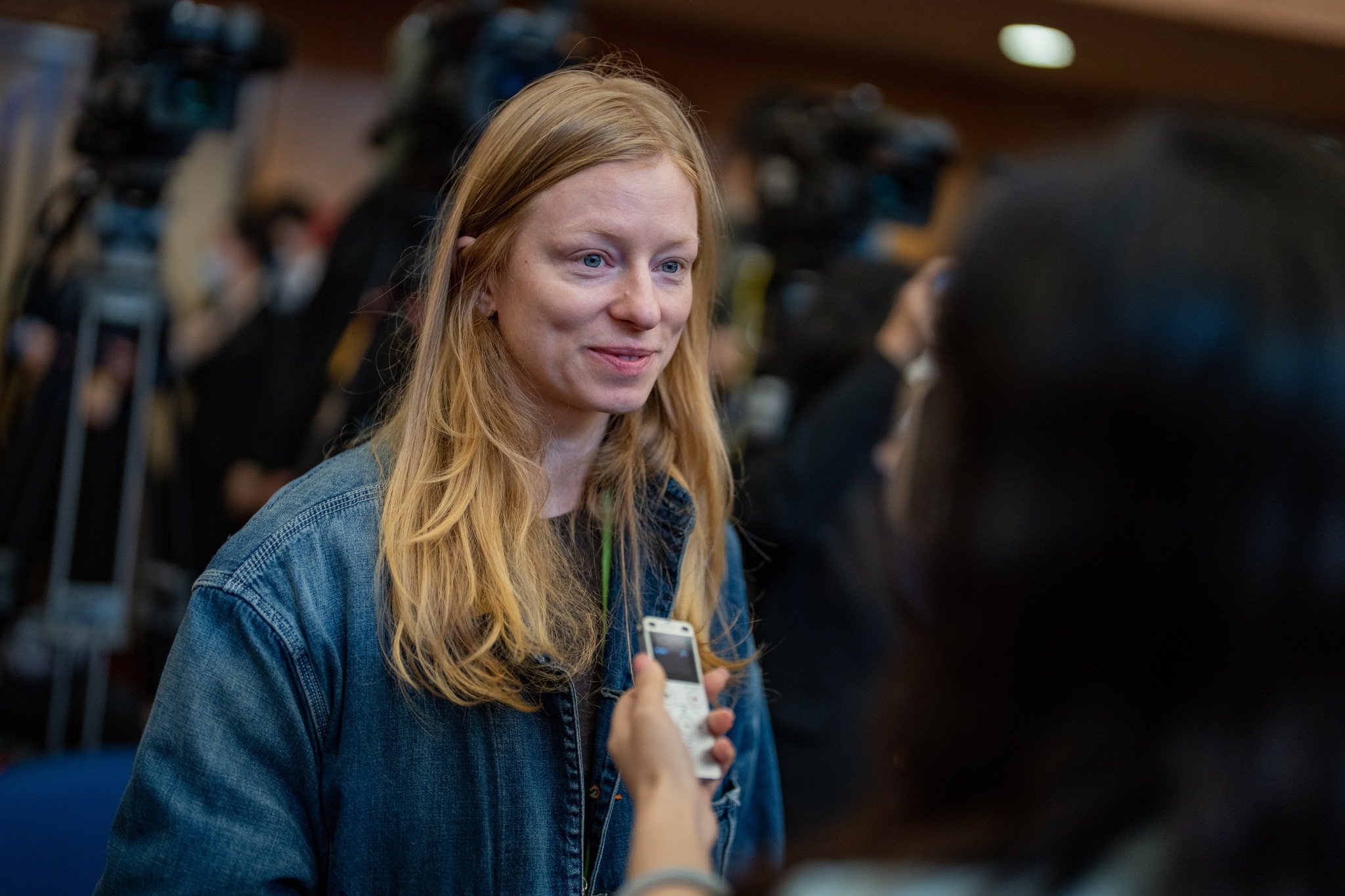 直击2023全国两会：大批中外记者齐聚一堂