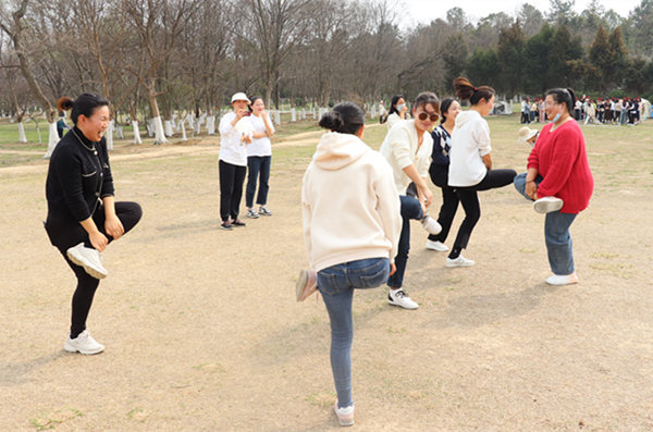 开云电竞融春色如许绽芳华 臻巾帼须眉颂女神——合肥庐阳学前教育集团三八妇女节团建活动(图5)