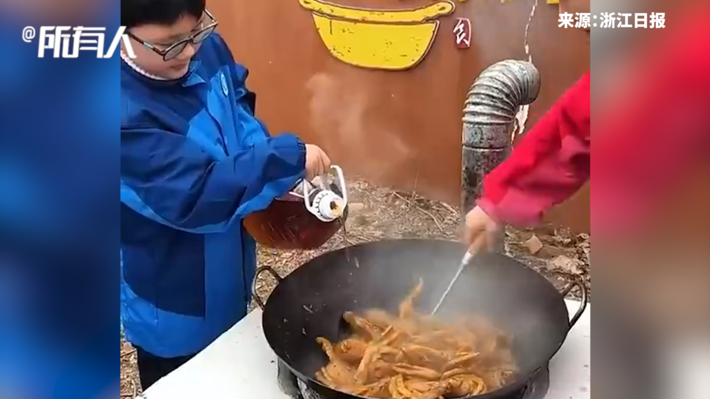 真香！衢州小学生在劳动课上卤鸭头