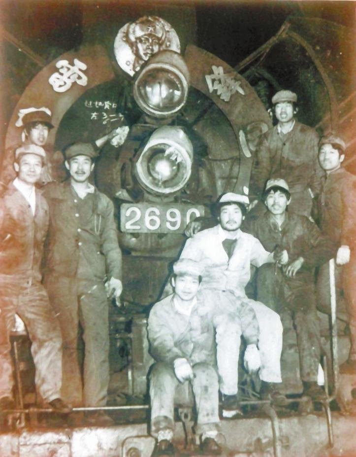 “雷锋号”机车组第一组人员合影 资料图片