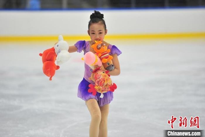 又飒又可爱吉林省百余小运动员冰上“炫舞”