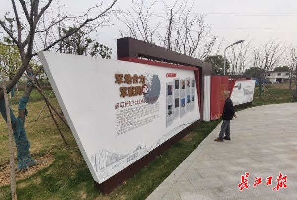 胜利广场以红、白、黄色为主色调。 记者栾嘉雯　摄