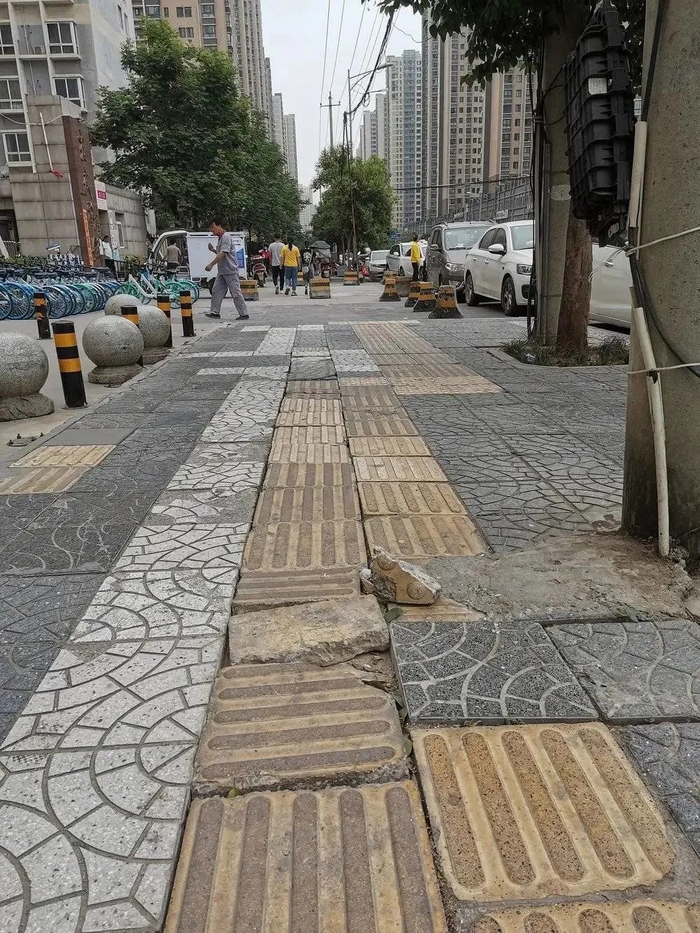 盲道开裂、破损(图源视觉中国)