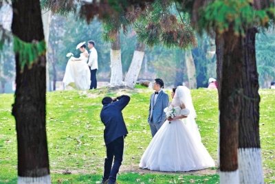 在解放公园，新人们趁着好天气，抓紧时间拍摄婚纱照。长江日报记者李永刚 摄