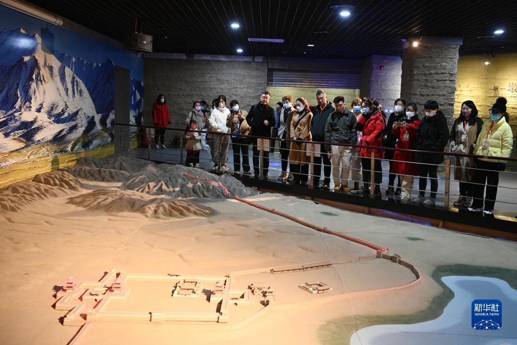 3月4日，游客在嘉峪关长城第一墩景区参观游览。新华社记者 范培珅 摄