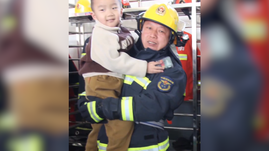 萌娃认出消防员爸爸骄傲地“炫耀”：这是我爸爸