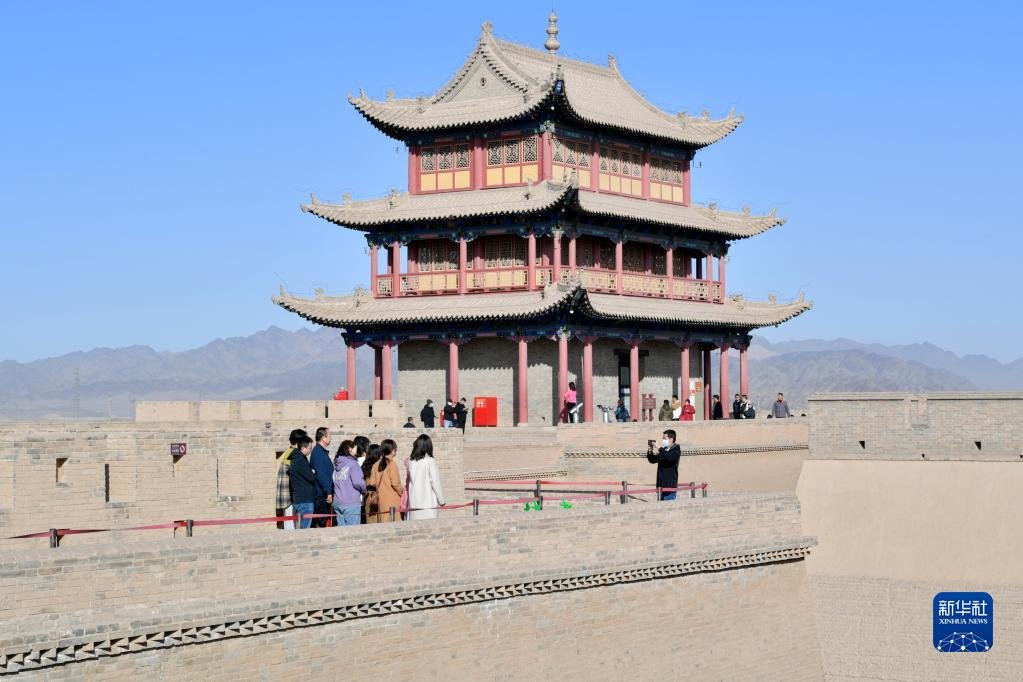 3月4日，游客在嘉峪关关城景区拍照留念。新华社记者 范培珅 摄