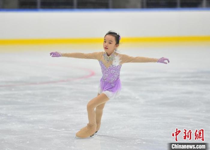 参赛小运动员在进行花样滑冰比赛。　高龙安 摄