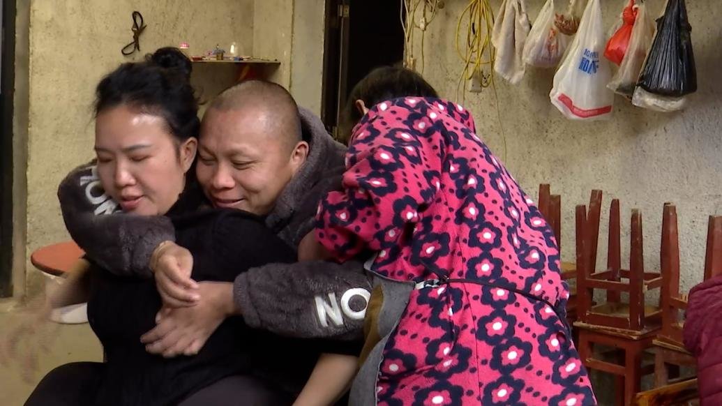 婚后不久丈夫出车祸瘫痪，妻子照顾15年