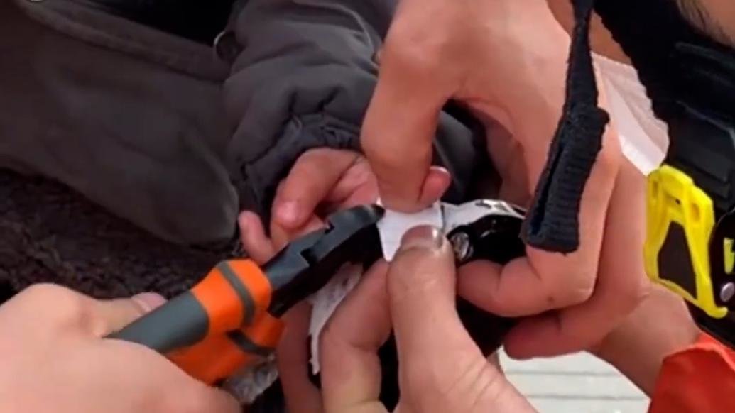 萌娃手指被卡玩具车，消防员笑称：下次要买119的