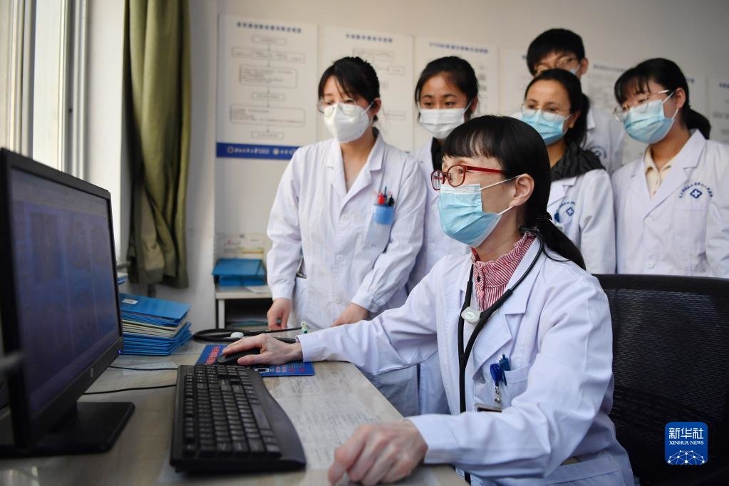 3月6日,马娜(前)在办公室为前来实习的西北民族大学医学院学生讲解业务知识。新华社记者 陈斌 摄