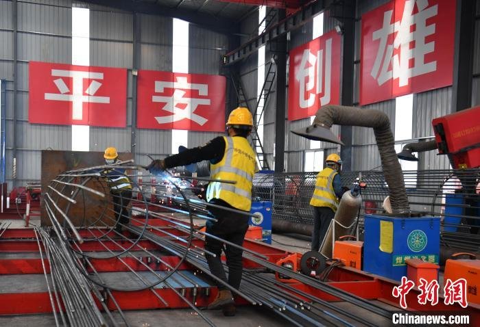 在雄安至忻州高速铁路雄保段施工建设现场，工人正在焊接钢筋。　韩冰 摄