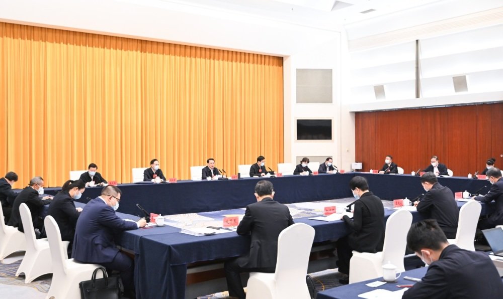 3月9日，十四届全国人大一次会议重庆代表团举行会议，分组审议最高人民法院工作报告、最高人民检察院工作报告。苏思 摄