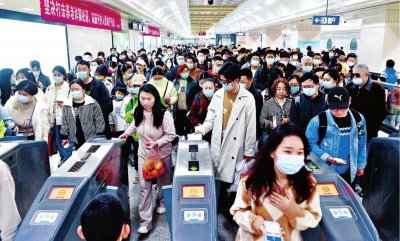 4日，地铁8号线梨园站迎来一波一波“人浪”。长江日报记者李永刚 摄