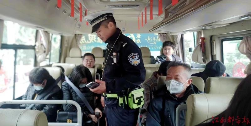 新余一日查处驾乘摩托车、电动车未戴头盔200余人次