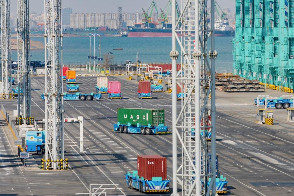 智能水平运输机器人在天津港全物联网集装箱码头作业 新华社记者 张铖 摄
