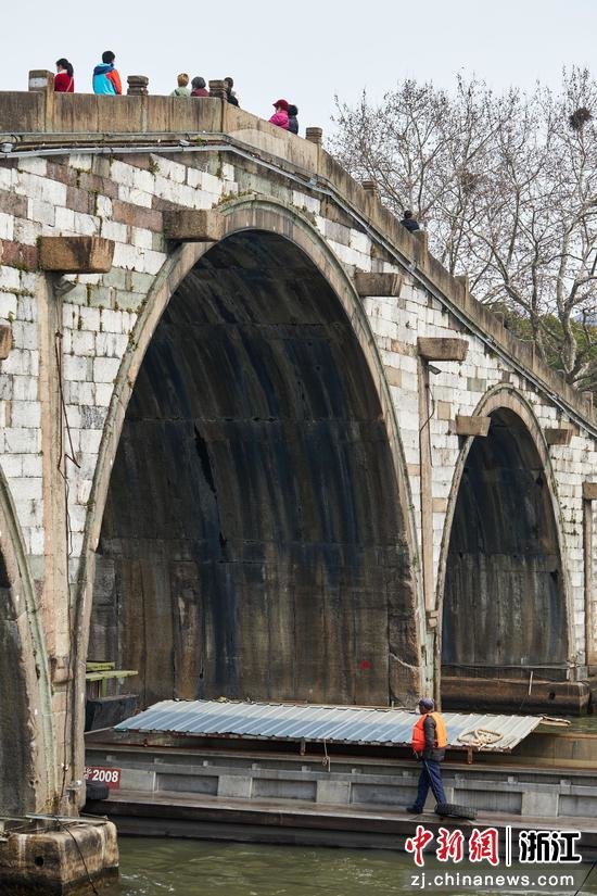 一艘货船从桥西历史文化街区附近的拱宸桥下驶过。徐梓齐（实习生）摄