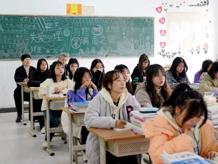 江西机电职院党委书记蔡天作、校长花严红新学期深入课堂听思政课