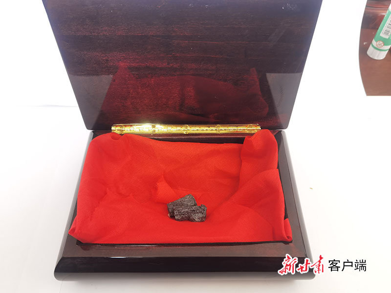 深嵌在余新元胳膊里81年的弹片