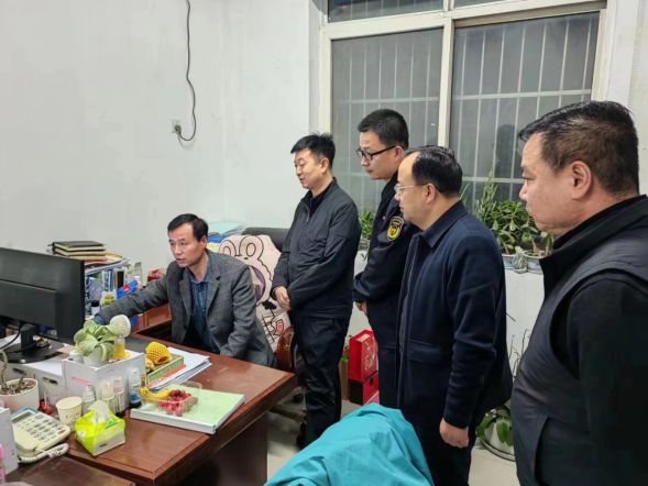 咸阳市秦都区区委常委,常务副区长黄龙 检查辖区生态环境保护工作凤凰