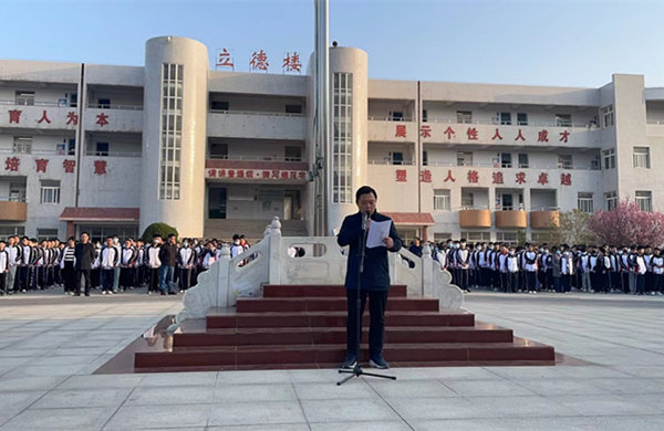 庐江四中举行八年级升旗仪式