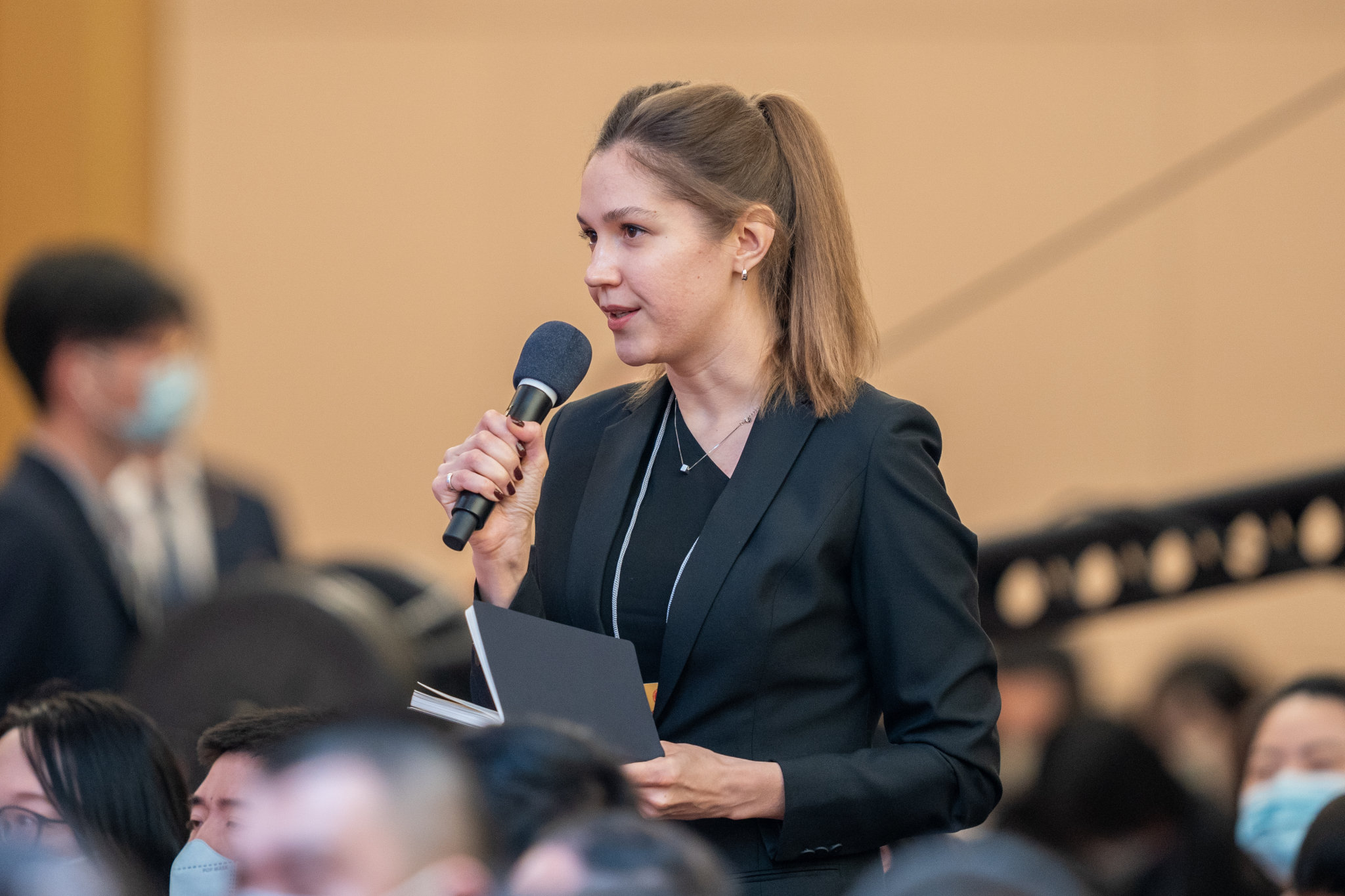 直击2023全国两会：大批中外记者齐聚一堂