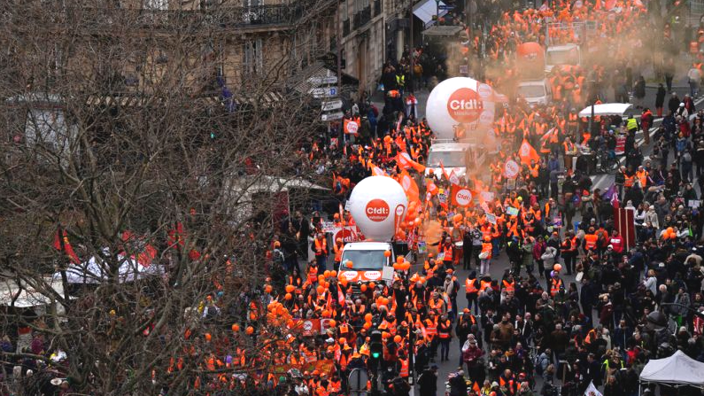 法国工会反退休改革罢工升级 奥运村被断电