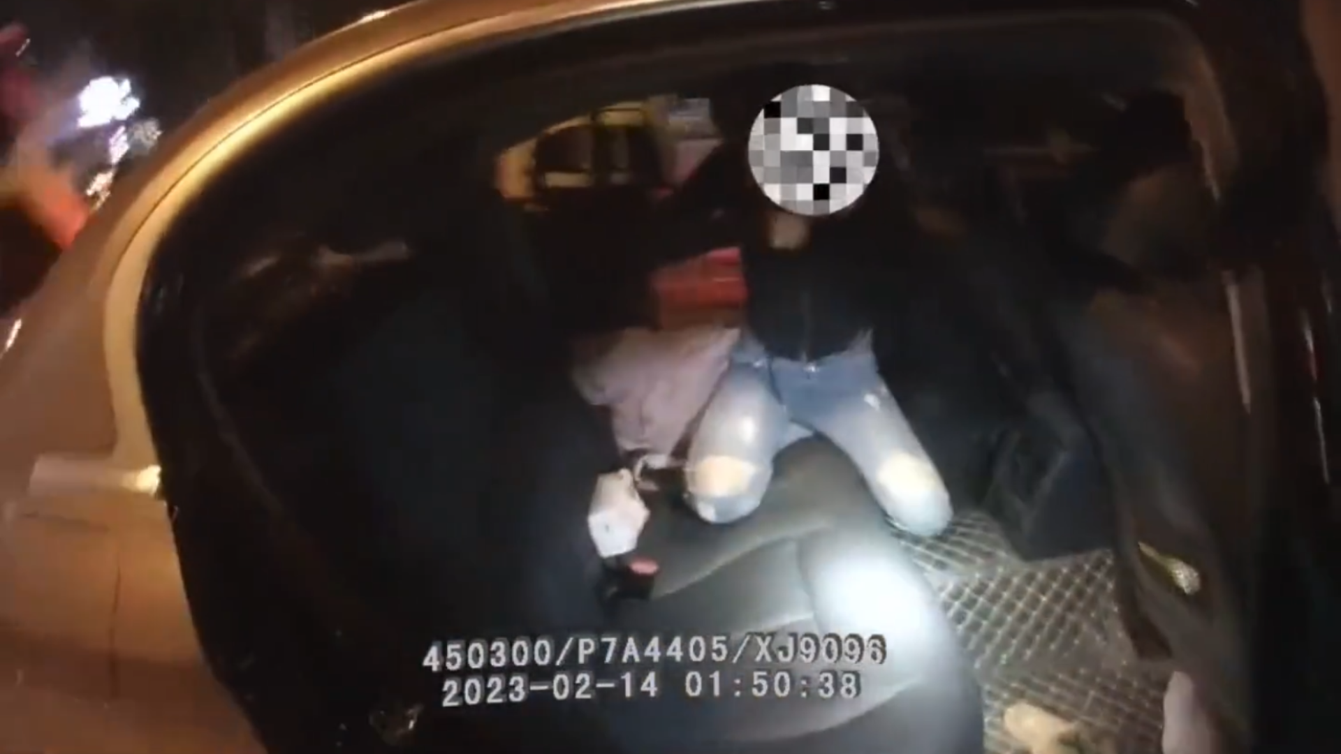 荒唐女子醉酒驾车被查，为逃避处罚竟然当场脱衣