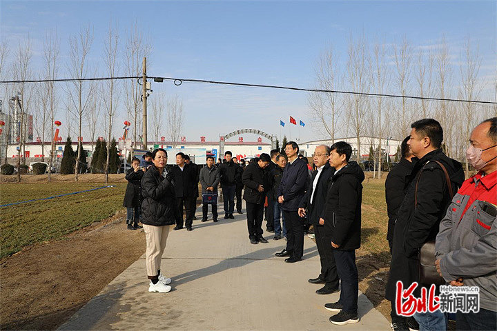 日前，河北农业大学“垄上行粮食产业研究院”揭牌。图为彭正萍教授在垄上行现代农业科技示范园给大家介绍智慧农业、节水灌溉、高效生产等发展情况。通讯员李羽摄