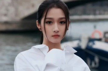关晓彤亮相时装周白衬衫造型大秀美腿 这次她穿对了吗？