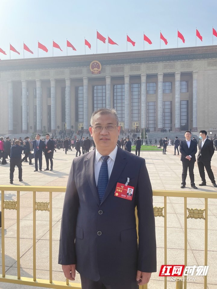 全国政协委员、湖南省政协副主席、民进湖南省委会主委、湘潭大学校长潘碧灵。