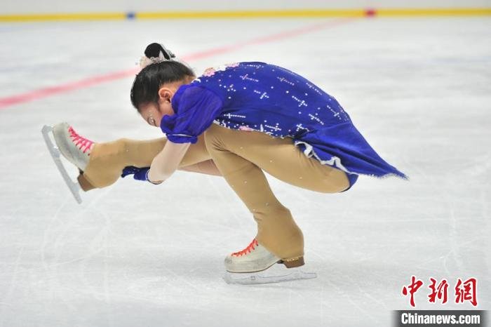 参赛小运动员在进行花样滑冰比赛。　高龙安 摄
